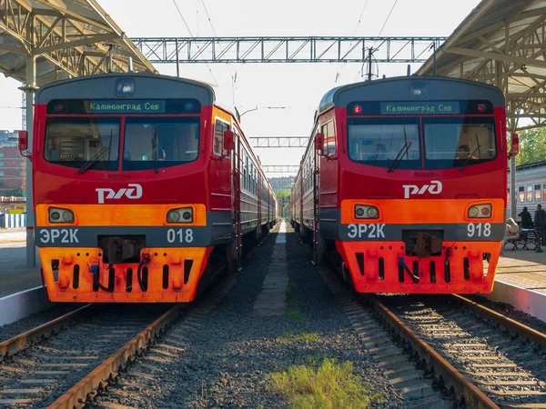 Старые поезда на центральном железнодорожном вокзале в дневное время — стоковое фото