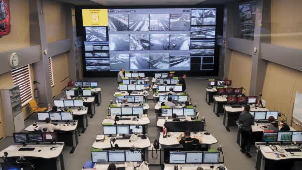 Operadores trabajan en centro de control de tráfico — Vídeos de Stock