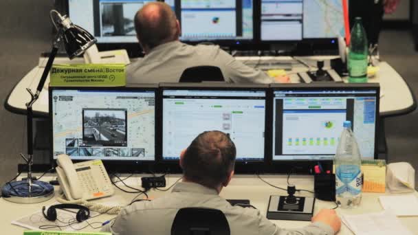 Les opérateurs travaillent dans le centre de contrôle de la circulation routière — Video