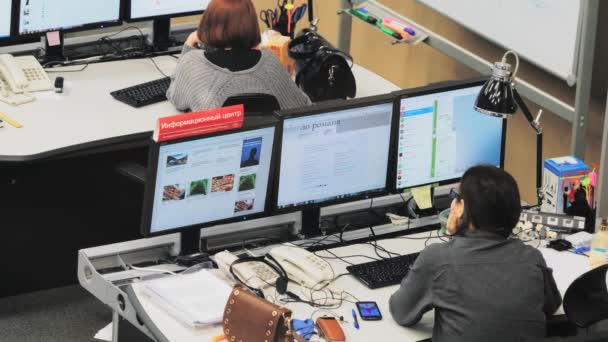 Operadores trabajan en centro de control de tráfico — Vídeos de Stock