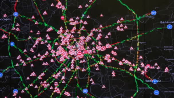 Peta interaktif di pusat pengawasan lalu lintas menunjukkan statistik — Stok Video