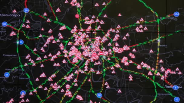 Mapa interactivo en el centro de monitoreo de tráfico muestra estadísticas — Vídeo de stock