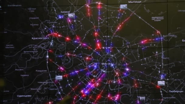 Mapa interactivo en el centro de monitoreo de tráfico muestra estadísticas — Vídeos de Stock