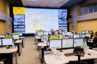 Yol trafik kontrol merkezi operatörleri iş