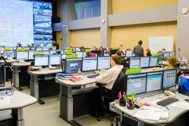 Yol trafik kontrol merkezi operatörleri iş