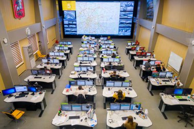 Yol trafik kontrol merkezi operatörleri iş