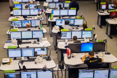 Yol trafik kontrol merkezi operatörleri iş