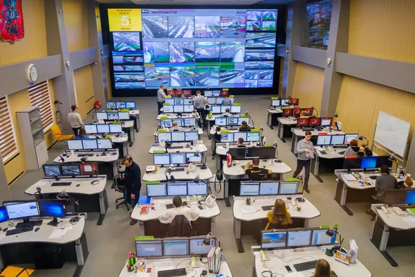 Operadores trabalham no centro de controle de tráfego rodoviário — Fotografia de Stock