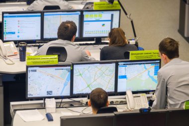 Yol trafik kontrol merkezi operatörleri iş