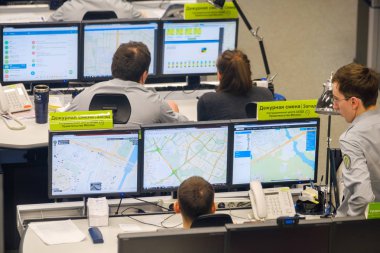 Yol trafik kontrol merkezi operatörleri iş