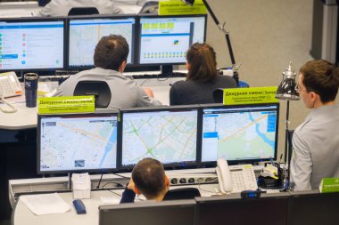 Yol trafik kontrol merkezi operatörleri iş