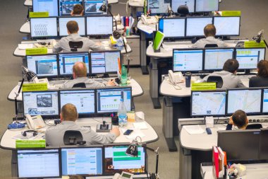 Yol trafik kontrol merkezi operatörleri iş