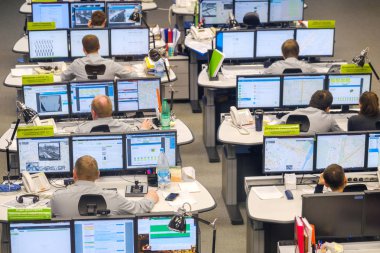 Yol trafik kontrol merkezi operatörleri iş