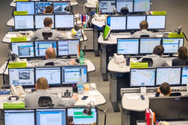 Yol trafik kontrol merkezi operatörleri iş