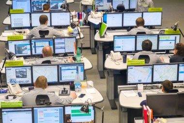 Yol trafik kontrol merkezi operatörleri iş