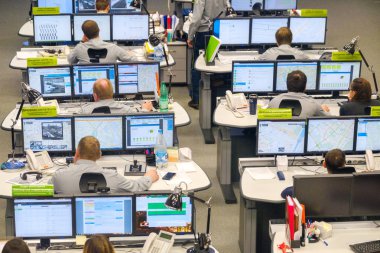 Yol trafik kontrol merkezi operatörleri iş