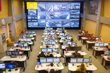 Yol trafik kontrol merkezi operatörleri iş