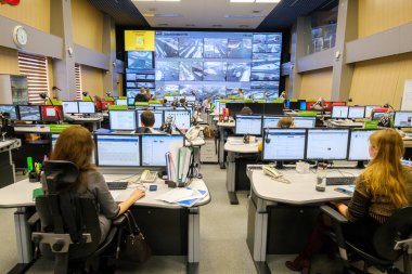 Yol trafik kontrol merkezi operatörleri iş