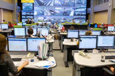 Yol trafik kontrol merkezi operatörleri iş