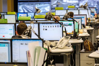 Yol trafik kontrol merkezi operatörleri iş