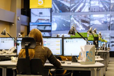 Yol trafik kontrol merkezi operatörleri iş
