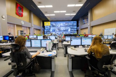 Yol trafik kontrol merkezi operatörleri iş