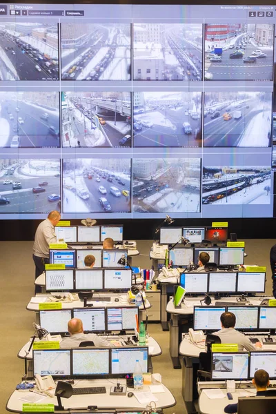Operadores trabalham no centro de controle de tráfego rodoviário — Fotografia de Stock
