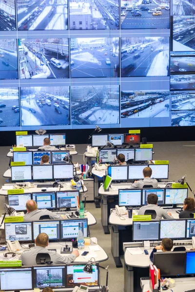 Operátoři pracují v centru pro řízení silničního provozu — Stock fotografie