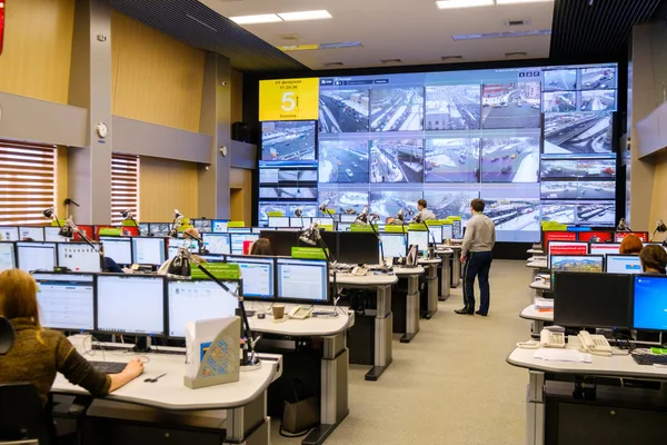 Operadores trabalham no centro de controle de tráfego rodoviário — Fotografia de Stock