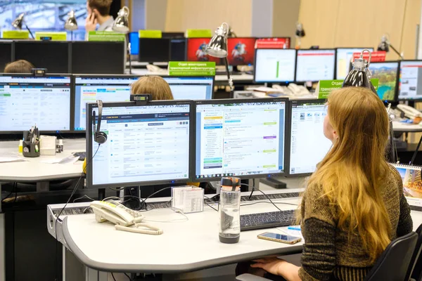 Yol trafik kontrol merkezi operatörleri iş