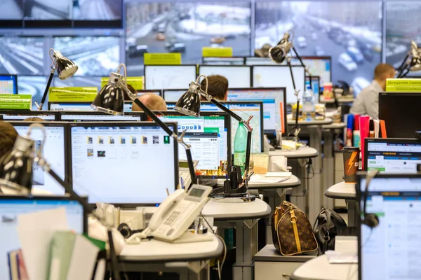 Operatörerna arbetar i road traffic control center — Stockfoto