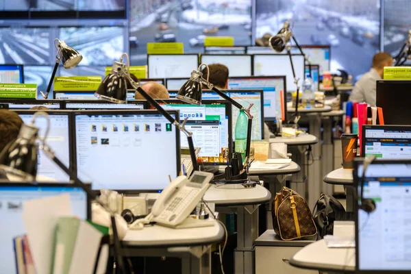 Operatörerna arbetar i road traffic control center — Stockfoto