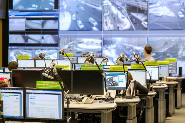 Operadores trabalham no centro de controle de tráfego rodoviário — Fotografia de Stock