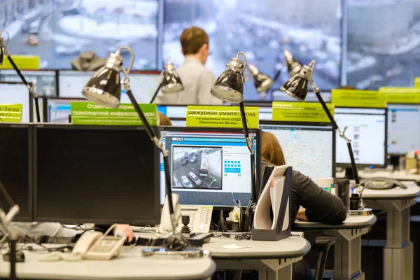 Operadores trabalham no centro de controle de tráfego rodoviário — Fotografia de Stock