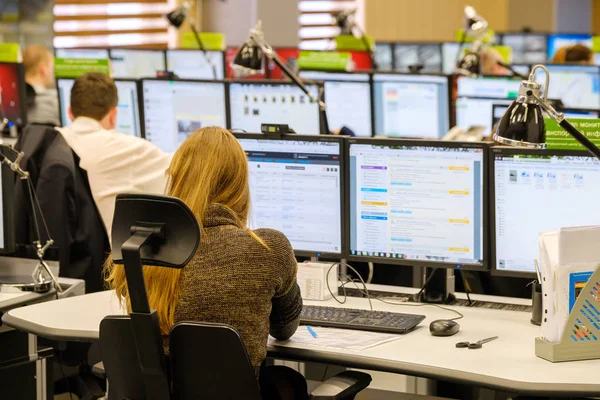 Operatörerna arbetar i road traffic control center — Stockfoto