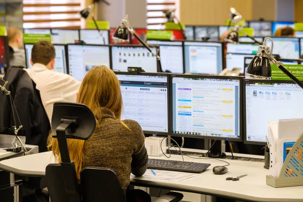 Operatörerna arbetar i road traffic control center — Stockfoto