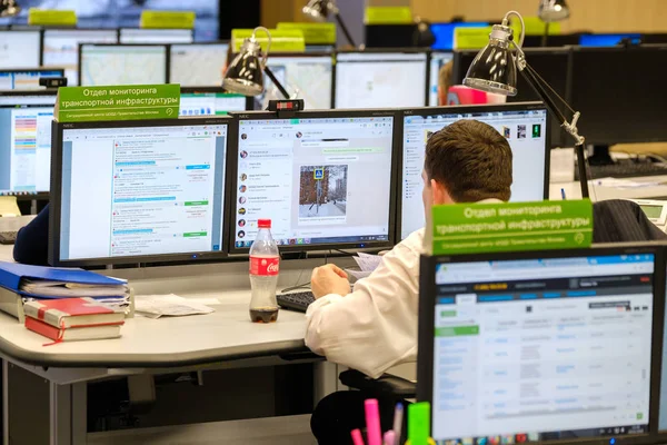 Operatörerna arbetar i road traffic control center — Stockfoto