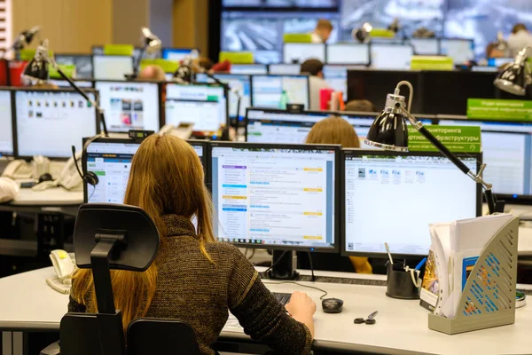 Operadores trabajan en centro de control de tráfico — Foto de Stock