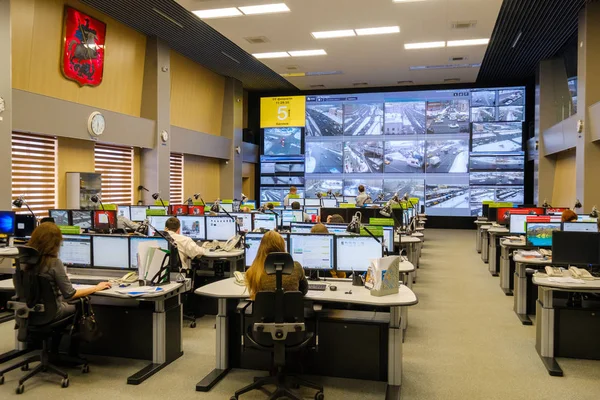 Operadores trabalham no centro de controle de tráfego rodoviário — Fotografia de Stock