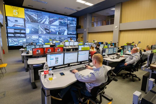 Operadores trabalham no centro de controle de tráfego rodoviário — Fotografia de Stock