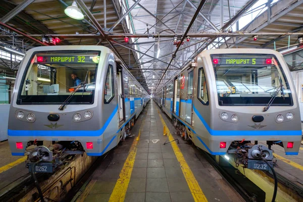 Moskova, Rusya - 15 Nisan 2018: Metro istasyonu Krasnaya presnya iç mekanı