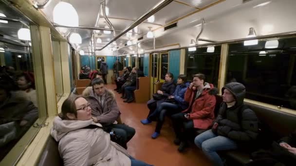Lidé jsou na koni v metru — Stock video