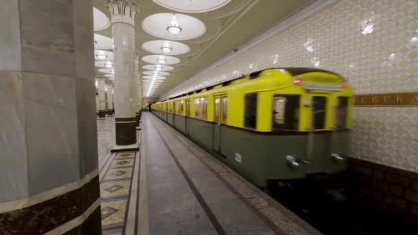 지하철에서 환승에 걷는 사람들 — 비디오