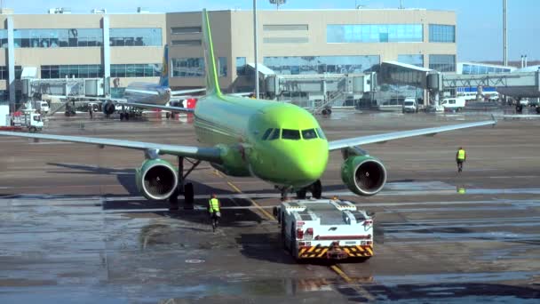 Orario diurno Traffico aeroportuale internazionale Domodedovo — Video Stock