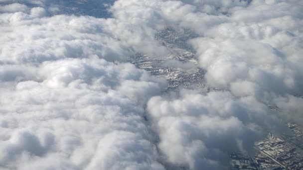Flygande ovan molnen av flygplan — Stockvideo