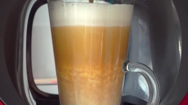 Fazendo café latte ou cappuccino — Vídeo de Stock