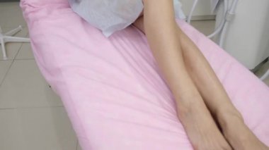 Klinikte yordamı sırasında genç kadın