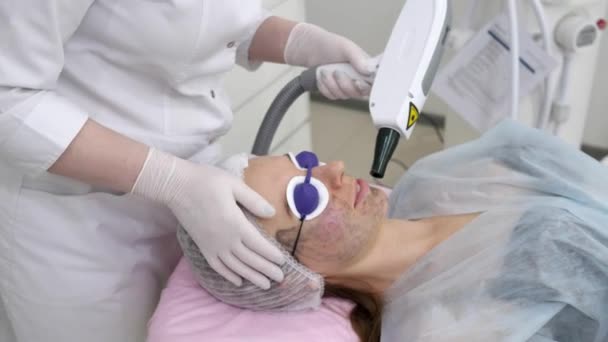 Mujer joven durante el procedimiento en la clínica — Vídeos de Stock