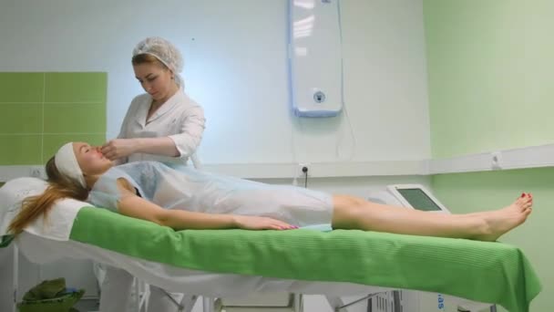 Junge Frau während des Eingriffs in der Klinik — Stockvideo