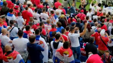 Kaliningrad - Rusya, 22 Haziran 2018: Sırbistan ve İsviçre maçı takım futbol taraftarları destek